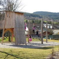 Spielende Kinder am Kletterdschungel von FREISPIEL