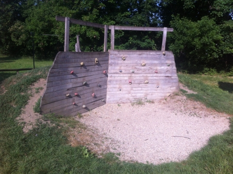 Kletterwand am Hang montiert mit bunten Griffen