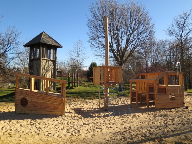 Gestrandetes Spielschiff für Spielplatz aus Holz für Kinder