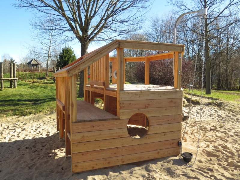 Gestrandetes Spielschiff aus Holz für Spielplatz Heck für Kinder