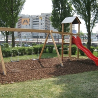 Spielplatz von FREISPIEL mit roter Rutsche