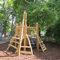 Wunderschöner Spielplatz aus Naturholz zum klettern und Spinne als Deko