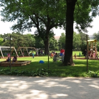 Großer Spielplatz im Kindergarten mit Umzäunung