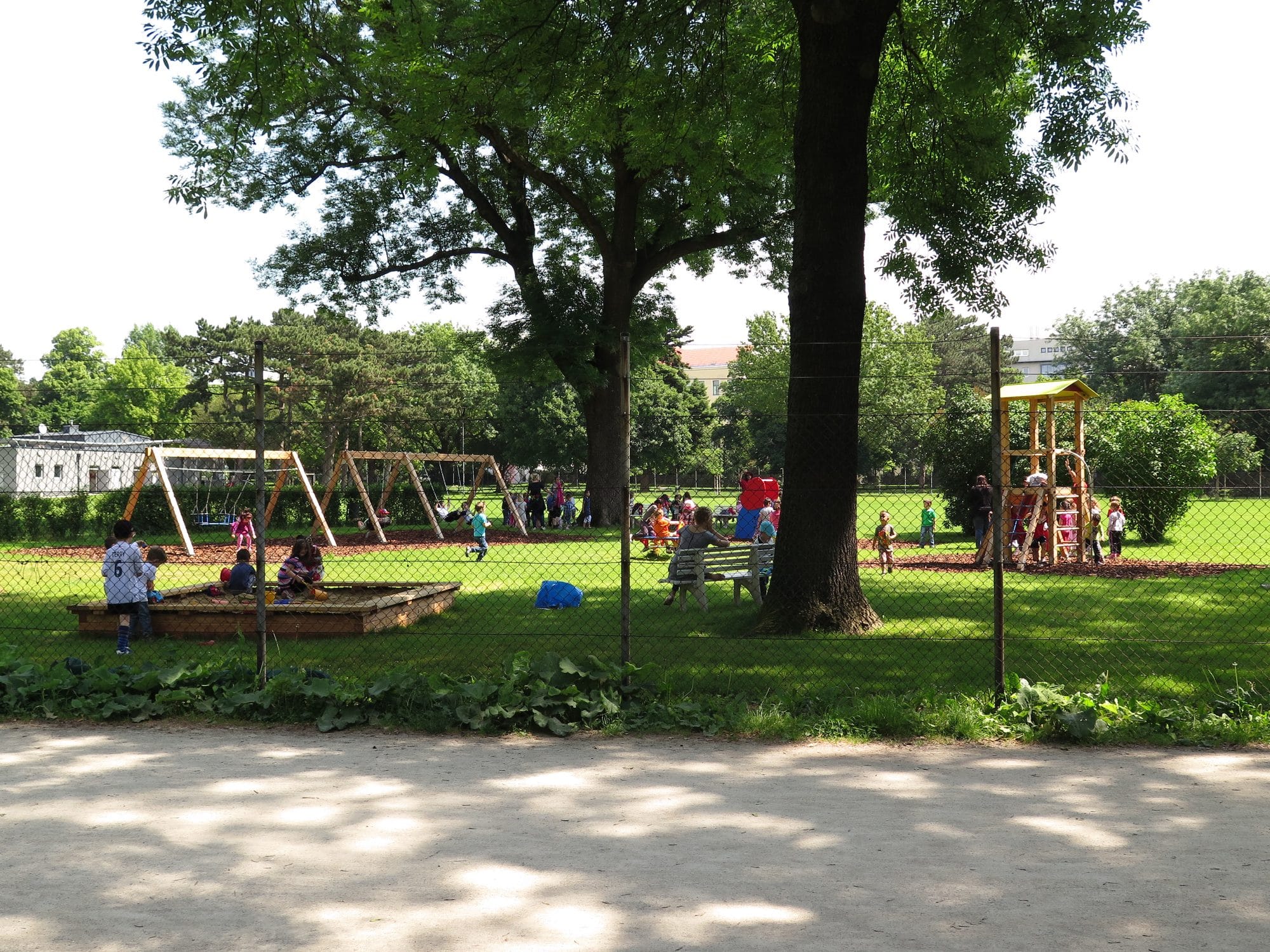 Großer Spielplatz im Kindergarten mit Umzäunung