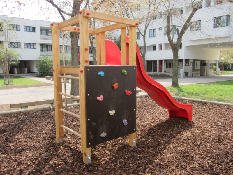 Rutschenturm Florian von FREISPIEL kaufen mit Sprossenwand und Kletterwand