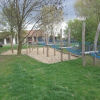 Kletterdschungel mit Kletterseilen und Holzsteher für Kinder im Sand