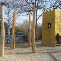 Kletterdschungel mit Spielturm als Schloss auf dem öffentlichen Spielplatz