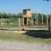 Kletterdschungel auf dem Spielplatz angelegt mit Wackelband