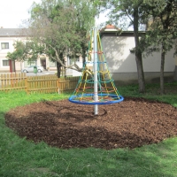 Kletternetzpyramide von FREISPIEL auf Rindenmulch