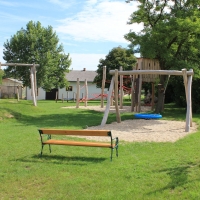 Spielplatz mit Sitzbank für die Erwachsenen zum ausruhen