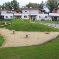 Kinderspielplatz mit Wackelbretter zum springen und balancieren