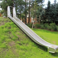 Rutsche aus Metall bei FREISPIEL am Hang für Kinder auf Spielplatz