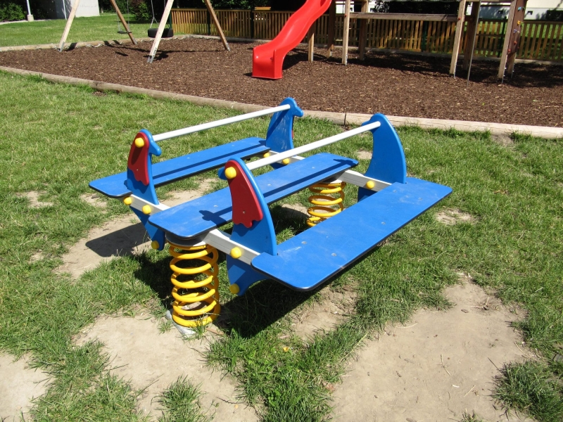 Federwippe auf dem Spielplatz für 4 Kinder