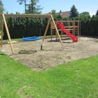 Bauprojekt neuer Spielplatz mit Schaukel und Spielturm