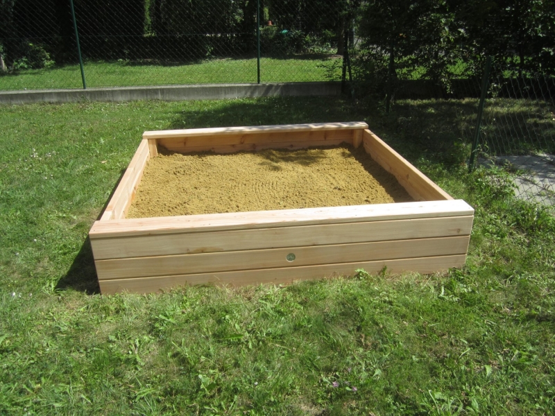 Kleiner Sandkasten im Garten von FREISPIEL, dem Spielplatzbauer aus Wien