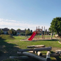 Spielplatz neben Wohnsiedlung