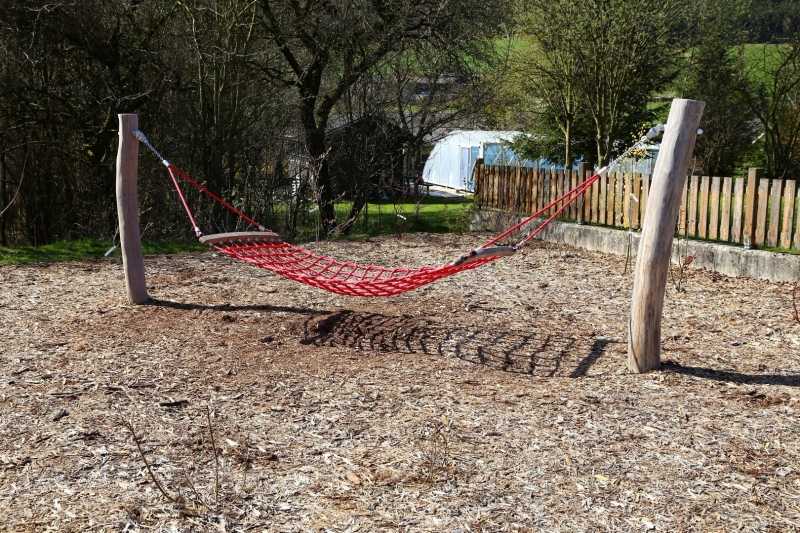 Seil-Hängematte von FREISPIEL auf dem Spielplatz