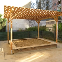 Holzpergola Schattenanlage Smile Basic von FREISPIEL spendet Schatten am Kinderspielplatz