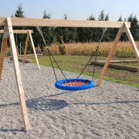 Nestschaukel Smile Basic von FREISPIEL auf dem öffentlichen Spielplatz