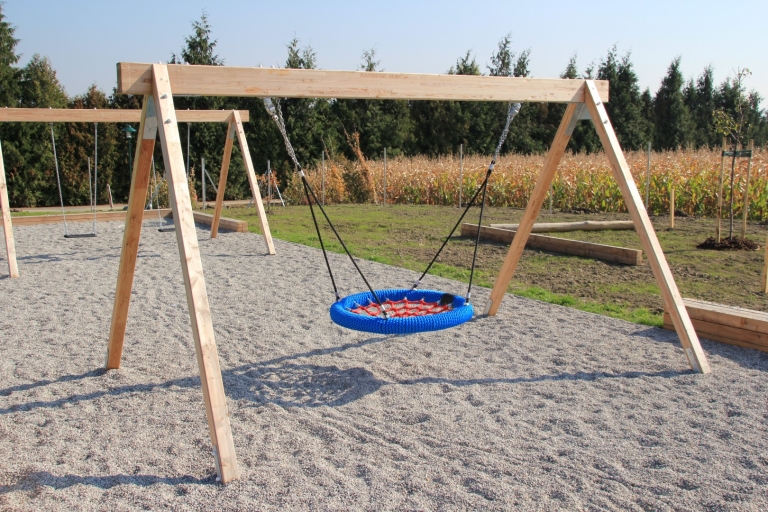 Nestschaukel Smile Basic von FREISPIEL auf dem öffentlichen Spielplatz