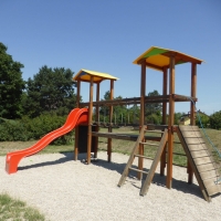 Spielplatzanlage mit doppelturm, Wippe, Karusell, Pergola, Reck und Wasserspiele