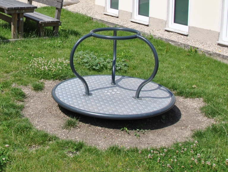 Stehkarussell für den Spielplatz aus Metall mit Haltestangen