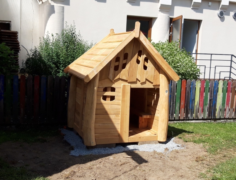 Spielhaus aus Robinie für Spielplatz