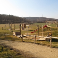 Großer Spielplatz mit Holzspielgeräte individuell kaufen