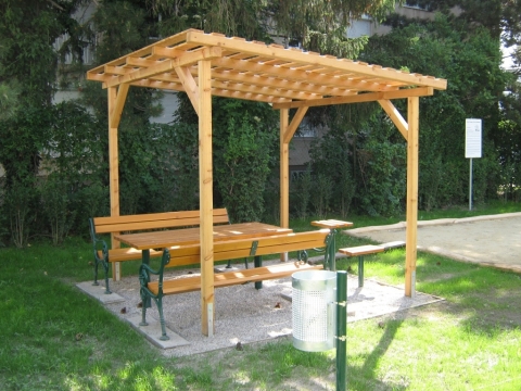 Holzpergola Schattenanlage Smile Basic mit Bank im Park