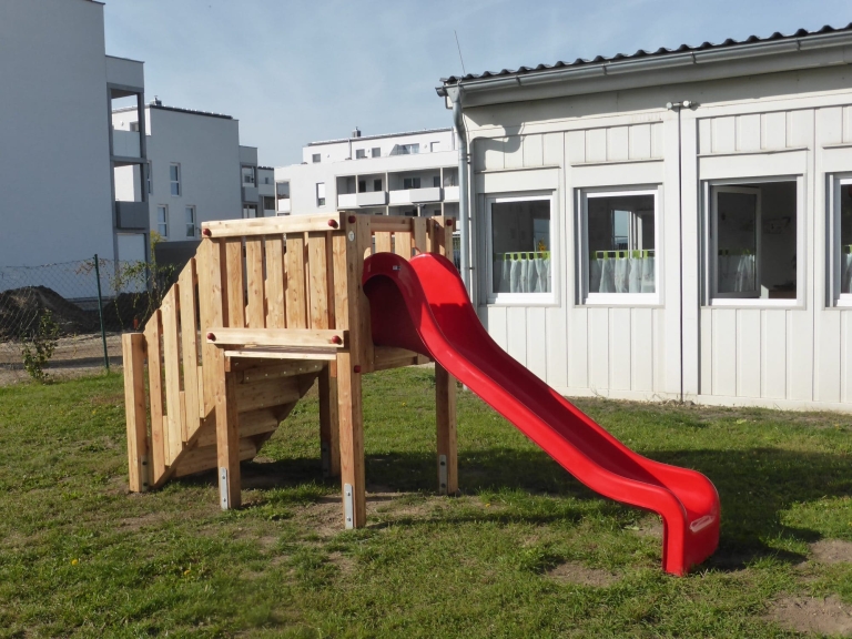 Rutschenturm mit Holz-aufgang Seitenansicht