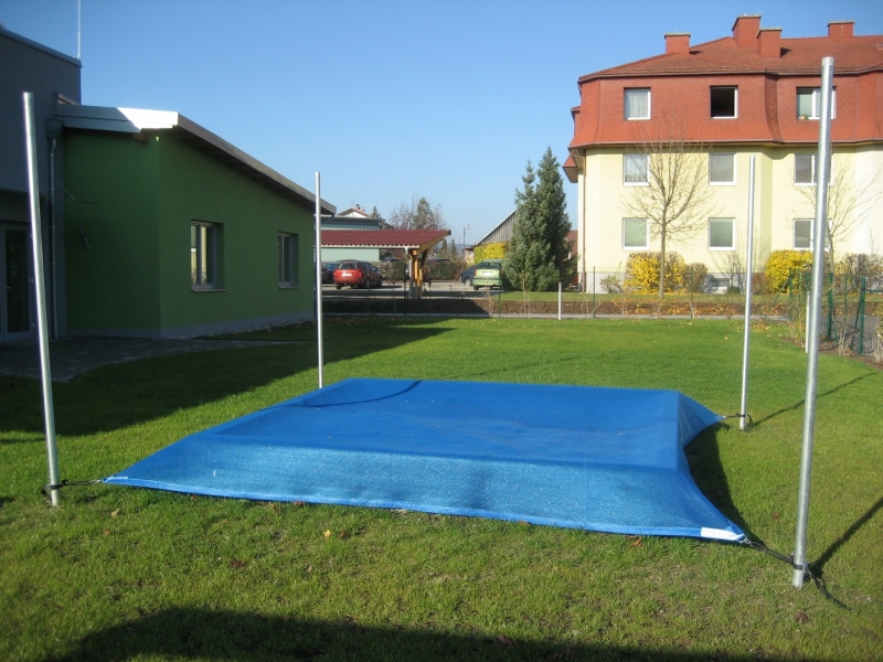 Sonnensegel als Schattenanlange und Abdeckung für Sandkasten