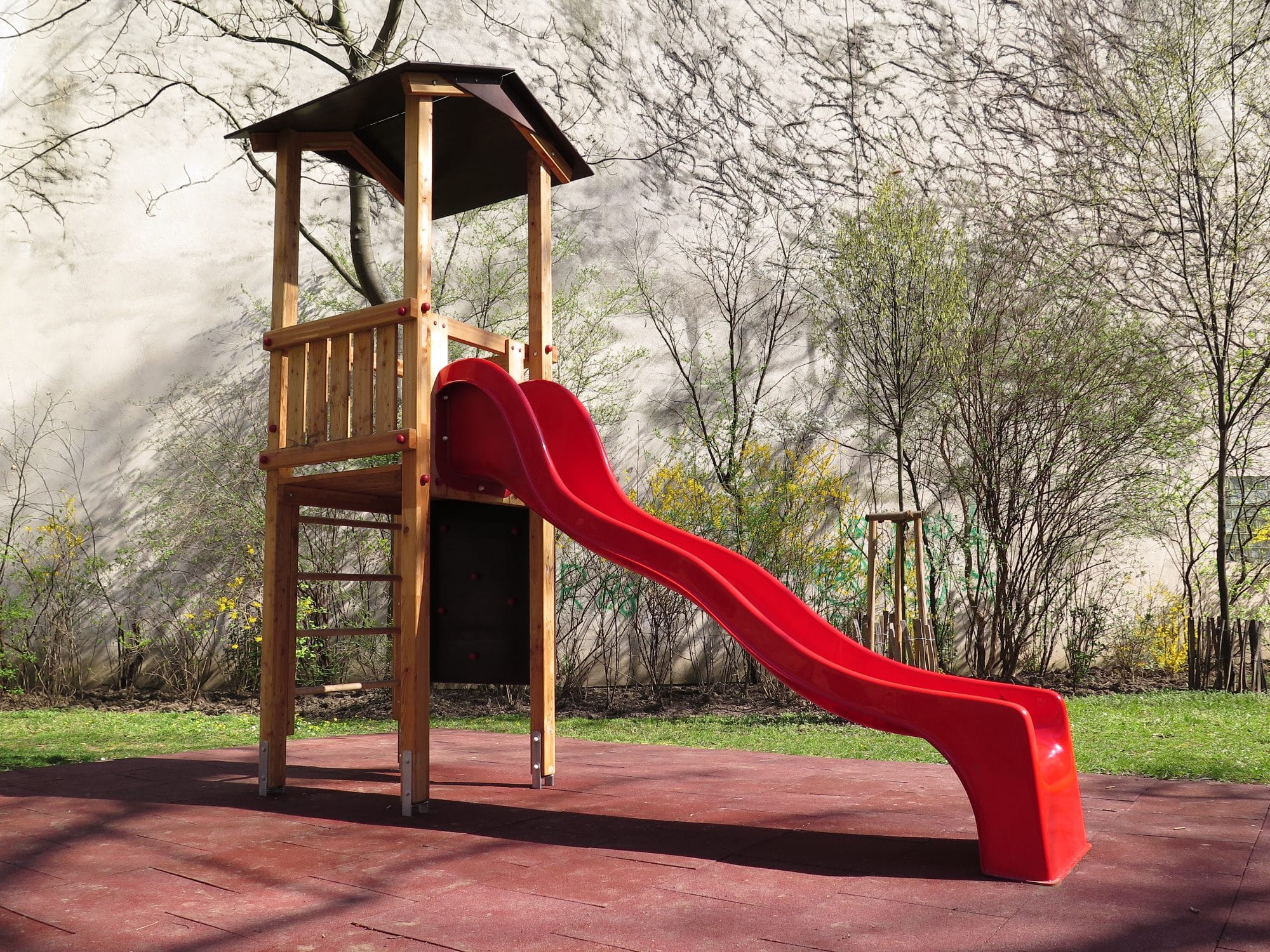 Ruschenturm mit roter Rutsche und Sprossenstiege auf Fallschuz