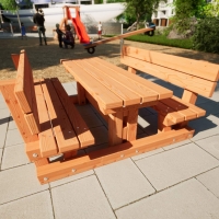 Smile Basic Tischbankkombi mit Lehne für Kinder auf dem Spielplatz