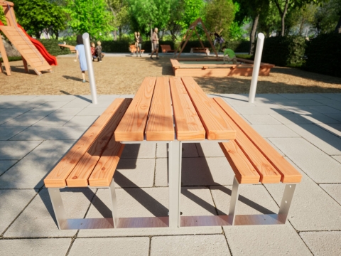 Tischbankkombination für Kinder am Spielplatz von vorne