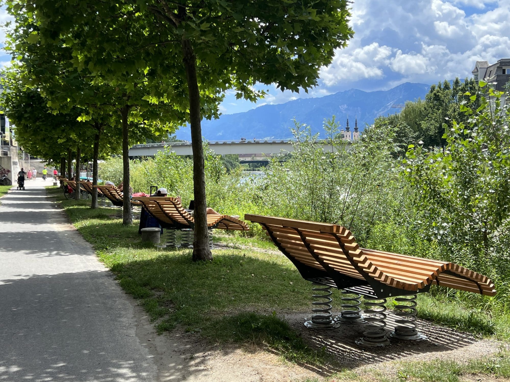 Uferpromenade stehende Liegen aus Holz