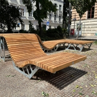 Moderne Holzliege auf Metallbauteile im Boden verankert