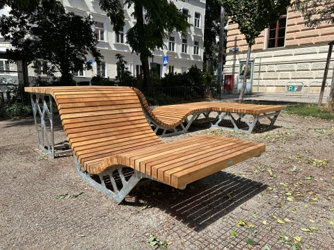 Moderne Holzliege auf Metallbauteile im Boden verankert