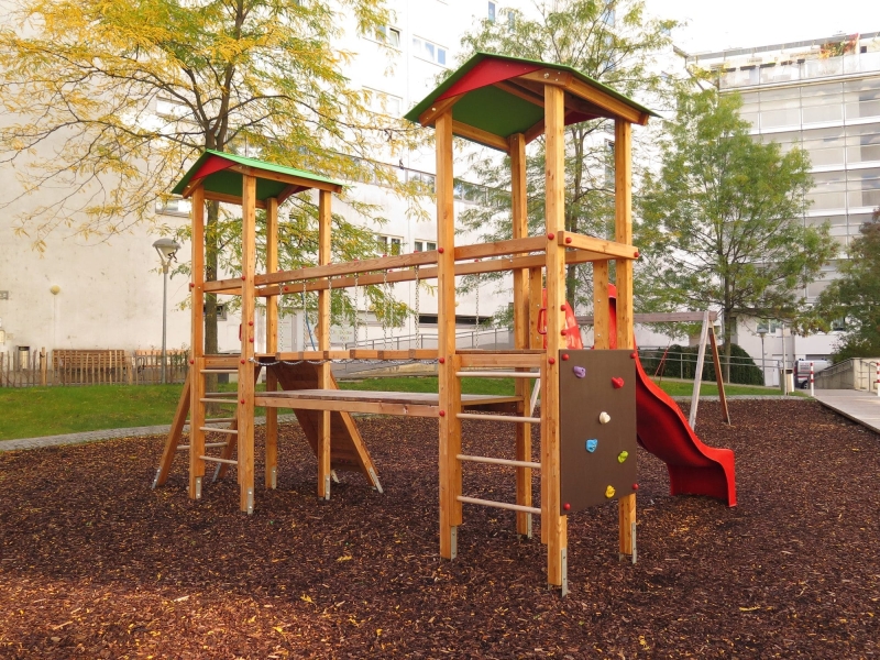 Spielgerät auf einem tollen Spielplatz in der Wohnanlage