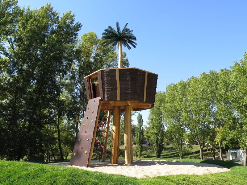 Hohe Spielkombination mit Kletterwand als Storchennest