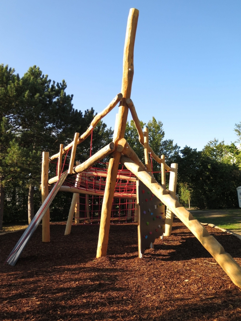 Kletterschiff mit Holzpalisaden für die großen Kinder