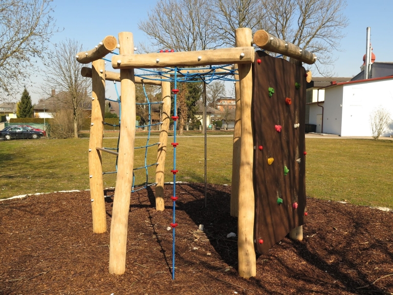 6-eckiger Kletterkubus mit Seilen und Kletterwand auf Rindenmulch