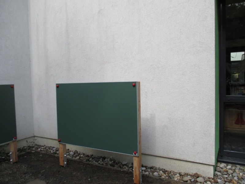 Maltafel mit Kreide für die Kinder im Kindergarten