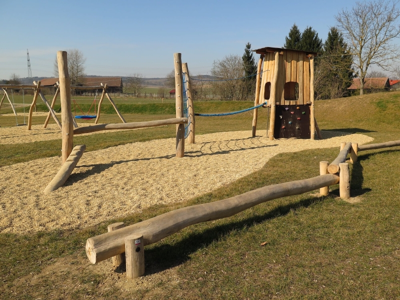 Balancierstämme als Weg von FREISPIEL auf dem öffentlichen Spielplatz