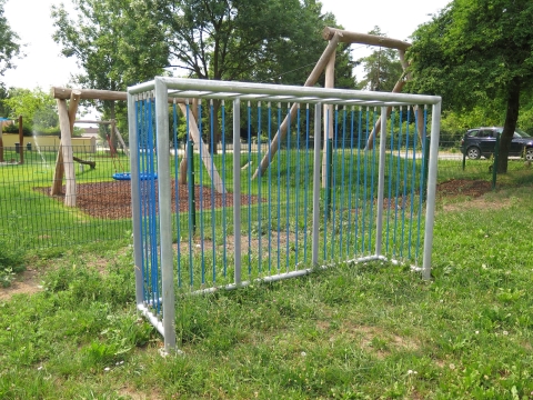 Bolztor auf der Wiese für Kinder zum Fussball spielen