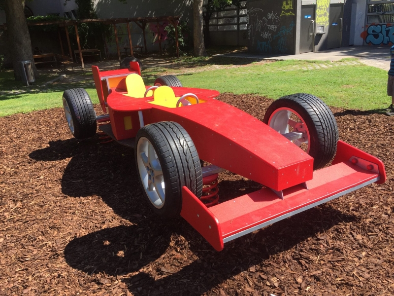 F1 Auto geplant und gebaut für die Kinder auf dem Spielplatz