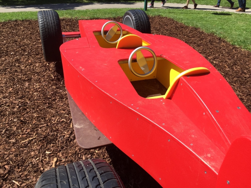 Spielauto Formel 1 zum spielen für die Kinder auf dem Spielplatz