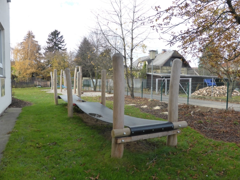 Langes Kletterband mit hohen Spielwert auf dem Spielplatz