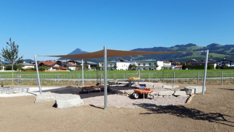 Hochwertiges Sonnensegel über eine Sandkiste auf einem Spielplatz