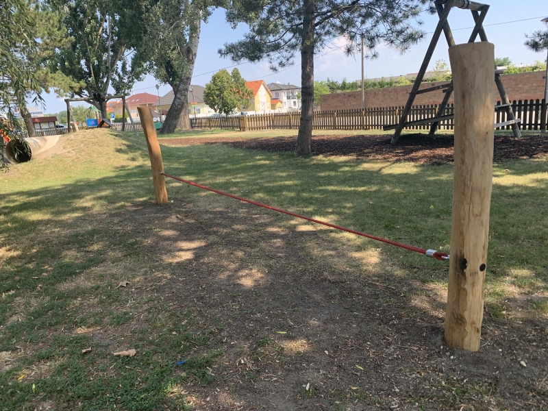 Motorik Slackline Anlage an Holzstehern befestigt