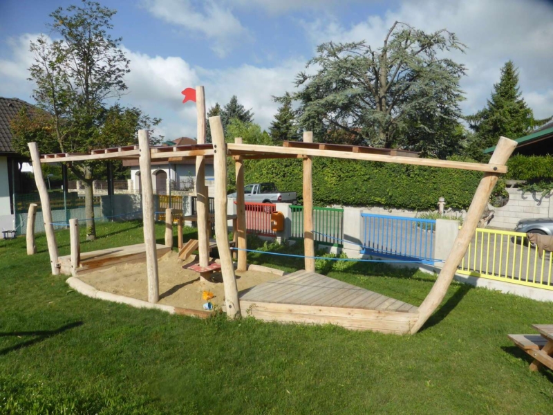 Großes Sandspielschiff für Kinder auf einem Spielplatz